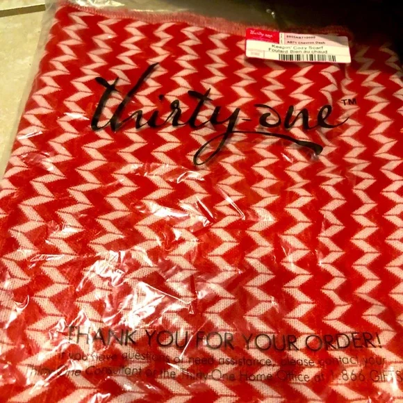 Thirty-One ~ Keepin’ Cozy Scarf ~ Chevron Dash - Picture 1 of 3